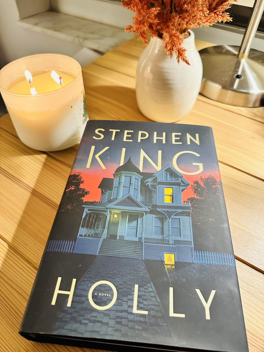 soflobobbijo's tweet photo. @StephenKing Getting ready to Start it! #books #readingisgood https://t.co/fOBNa2hfrK