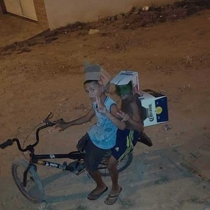 Alguns são felizes pelo que carregam no bolso, outros pelo que tem no coração.