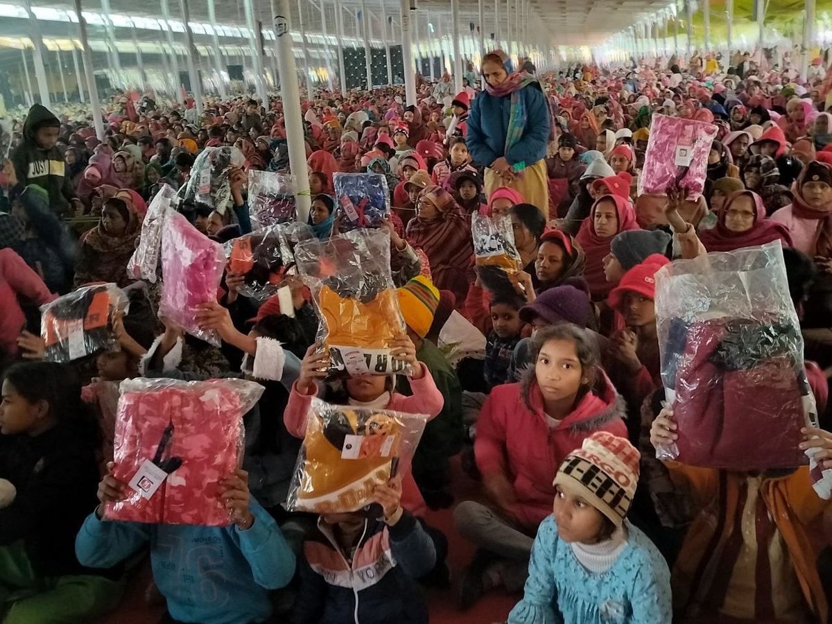 Meenakshi0194's tweet photo. Such a commendable job done by #derasachasauda volunteers inspired by #SaintGurmeetRamRahimJi as In this extreme cold, they prevent the little ones &amp; all other age people by providing warm clothes. so they can cover up and feel warm!! #WednesdayWisdom https://t.co/5GRVPH8AGl