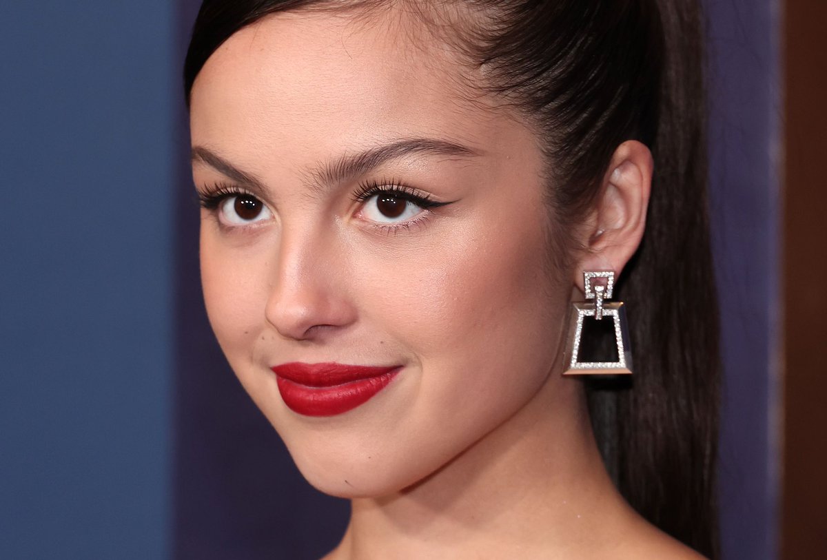 popcultureshub's tweet photo. Olivia Rodrigo at the 14th Annual Governors Awards. https://t.co/k9pD8QB2rC