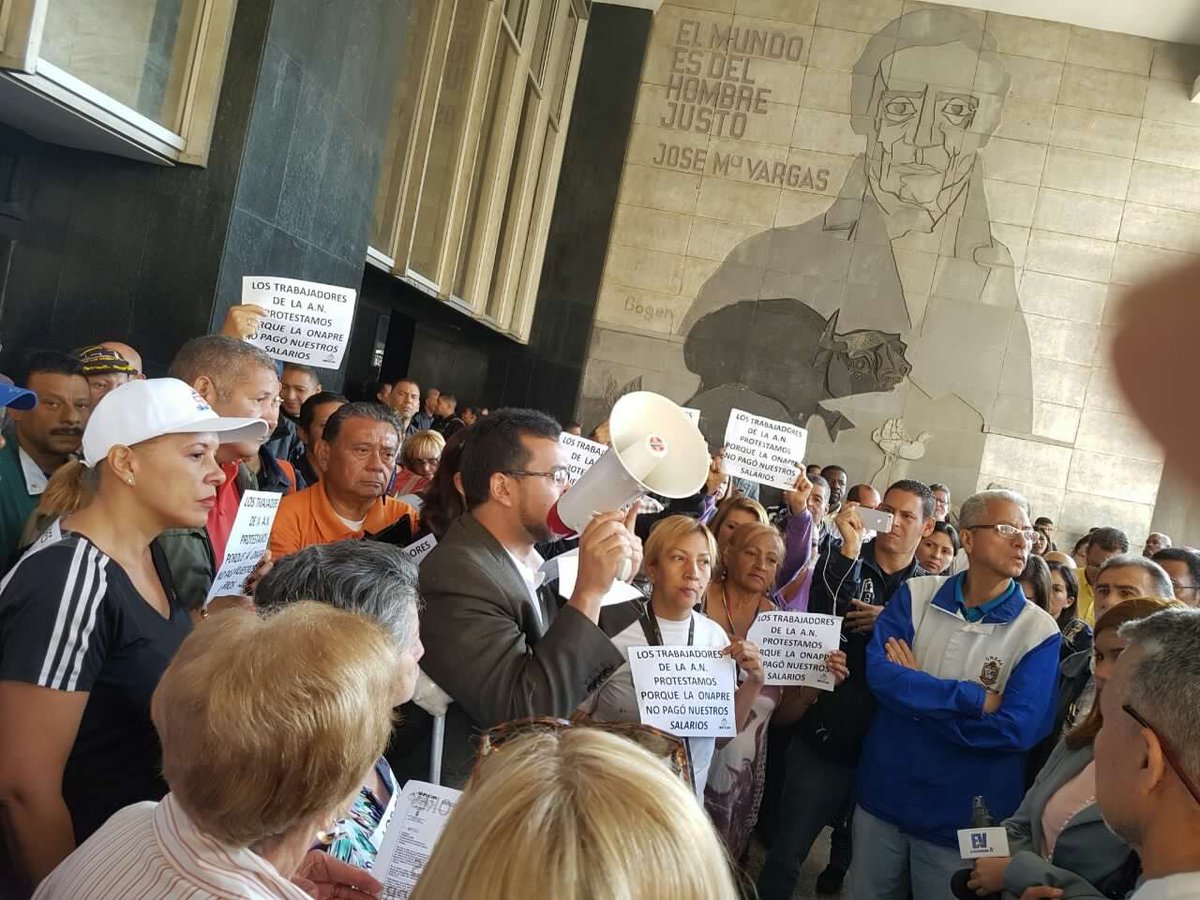 sinfucan's tweet photo. Dp @jorgepsuv Presidente d la #AsambleaNacional tenga Ud presente q somos los trabajadores del Poder Legislativo quienes hacemos realidad el trabajo legislativo, tómese la molestia de voltear su mirada a los trabajadores y siéntese con los Sindicatos y acordemos aumento salarial https://t.co/FSnlVTnSxu