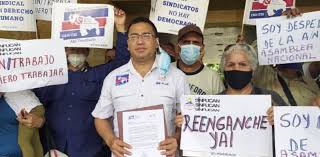 sinfucan's tweet photo. Dp @jorgepsuv Presidente d la #AsambleaNacional tenga Ud presente q somos los trabajadores del Poder Legislativo quienes hacemos realidad el trabajo legislativo, tómese la molestia de voltear su mirada a los trabajadores y siéntese con los Sindicatos y acordemos aumento salarial https://t.co/FSnlVTnSxu