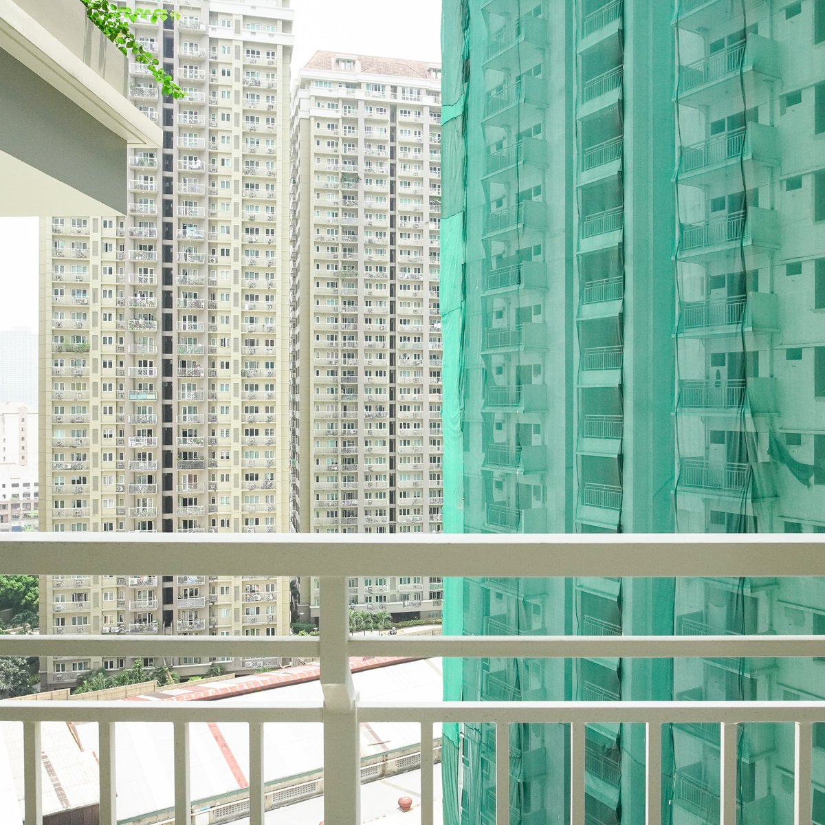 flipspacestudio's tweet image. Always good to be at the balcony of a condo unit during renovation to breathe &quot;fresh&quot; air not unless if there&apos;s  also an on-going construction adjacent to the site. #flipspace #architectureph #constructionph #contractorlife #dmci #mandaluyongcity