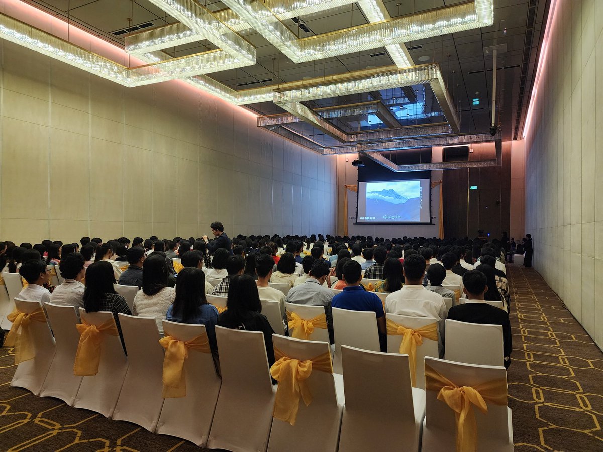 yangonow's tweet image. 2024年新年第二弾🎍🎍
アフガニスタンで人道支援活動を続けてきた、医師の中村哲さんの活動を20年以上に渡り記録された谷津監督をヤンゴンにお招きしました。
昨日はJ-SATアカデミーの在校生及び教師314名に向けて映画「荒野に希望の灯をともす」の上映会及び講演会を行いました。
#jsat #ミャンマー