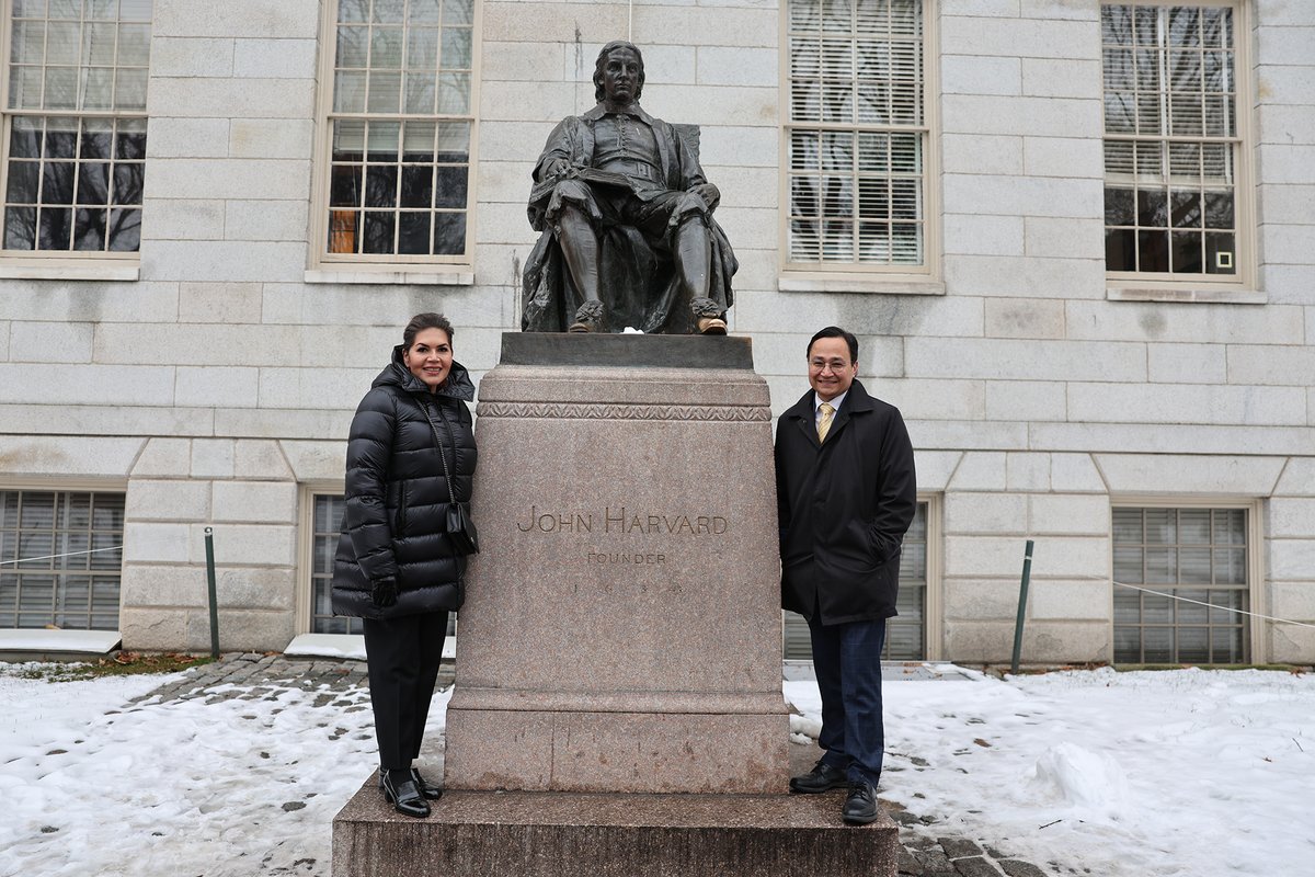 Principal Chief @ChuckHoskin_Jr and @DelegateTeehee visited @Harvard University today in Cambridge, Mass.! Check out this 🧵 to learn more about their trip!