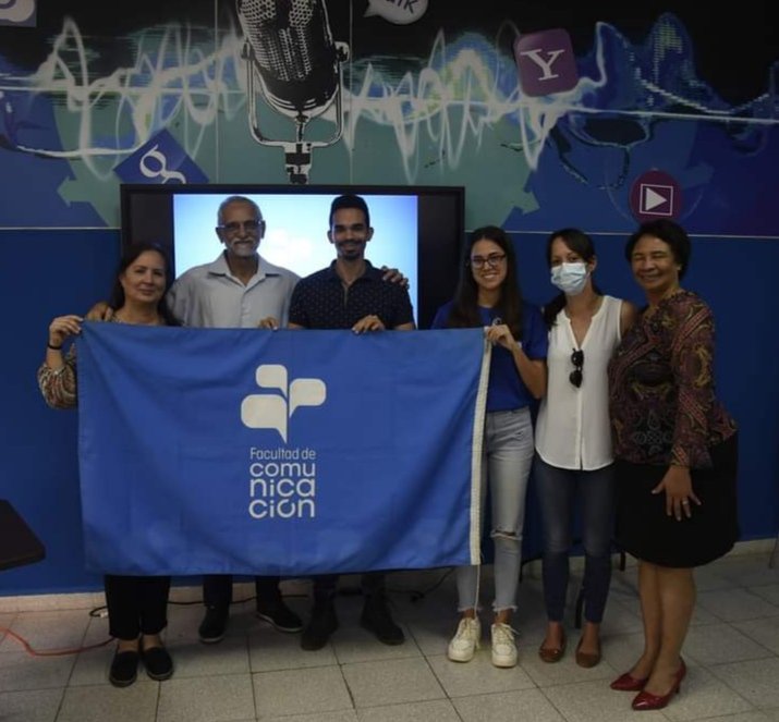 ObservatDigital's tweet photo. 🤗 Hoy se realizó el nombramiento oficial del profesor y periodista Ariel Terrero cómo decano de nuestra casa #Fcom. Desde el equipo del #OCGD la felicitación y compromiso para acompañarlo en los sueños y nuevas metas que inician con este 2024.
💙 #FCOMesCasa https://t.co/l1ESrqEADj