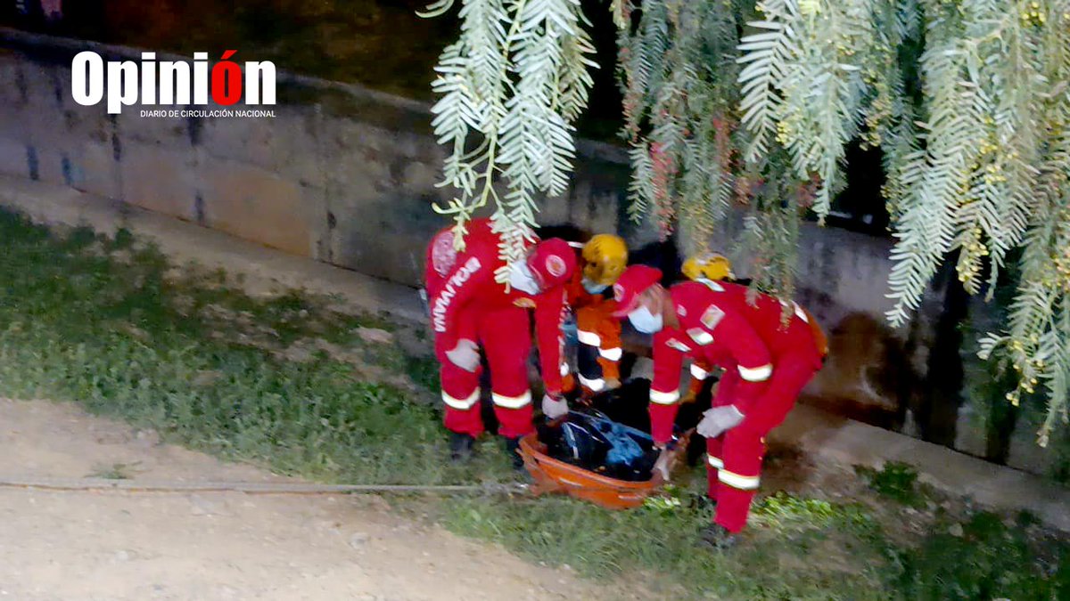 Opinion_Bolivia's tweet photo. #Cochabamba | Realizan el levantamiento del cuerpo de una mujer encontrada en una torrentera en #Pacata cerca del Servicio de Caminos. Las instancias correspondientes investigan el caso.
📷 Mariela Cossio https://t.co/aYtFh9eTOF