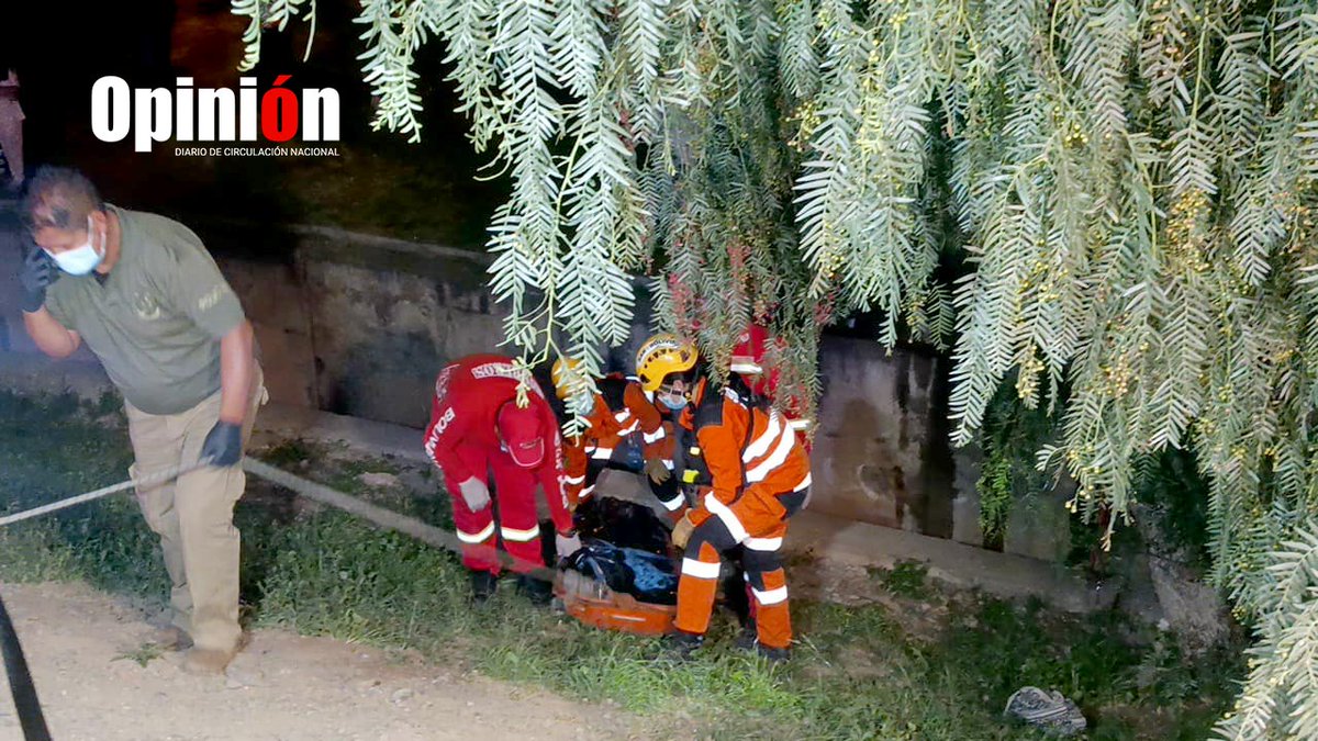 Opinion_Bolivia's tweet photo. #Cochabamba | Realizan el levantamiento del cuerpo de una mujer encontrada en una torrentera en #Pacata cerca del Servicio de Caminos. Las instancias correspondientes investigan el caso.
📷 Mariela Cossio https://t.co/aYtFh9eTOF
