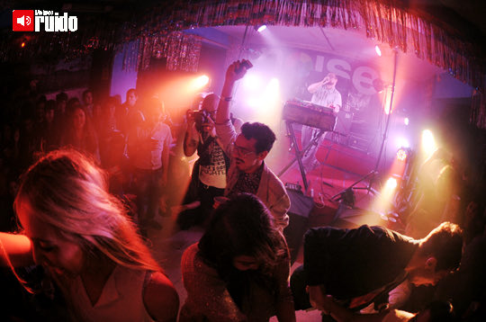 Jorge__Marrufo's tweet photo. @emilyburning Acabo de recordar que pasaste al centro a bailar por órdenes de Dan Deacon. Y yo: https://t.co/Tux6XTQ6nA