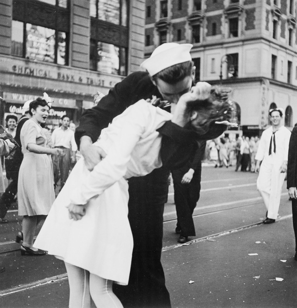 V-J Day Kiss in Time Square 1945 for sale linda-howes.pixels.com/featured/v-j-d… #VJDayKissinTimeSquare1945 #famousKiss #iconicphoto #WorldWar2EndCelebration #TimeSquareVJDay #EndofWarCelebration #SailorandNurseKissTimeSquare1945 #homedecor #IconicKiss #NewYorkCity1945