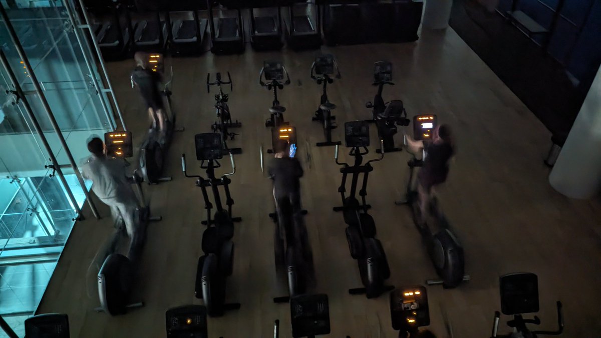 jitpa's tweet photo. Cómo cuando vienes al gym y #nopagaronlaluz #fitsiInterlomas https://t.co/PBucWsSt4I