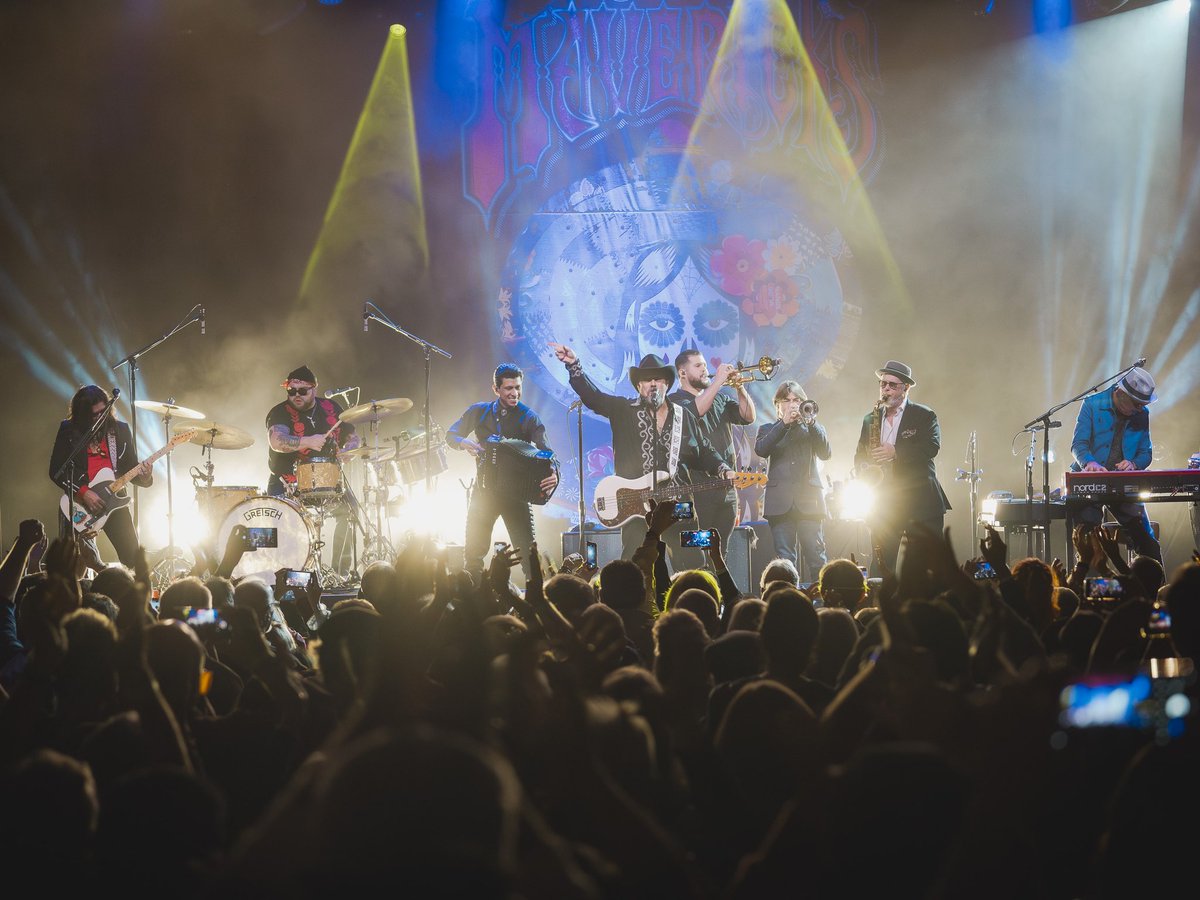 MavericksMusic's tweet photo. Golden Gate City 🌉 @FillmoreSF 11.10-11.23
 📸 @habanamenex #TheMavericks #FallTour23 #TheMavericksLive https://t.co/uJSVwqbodl
