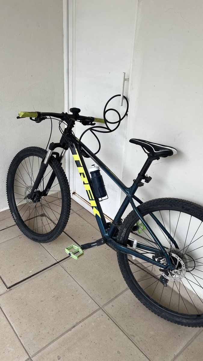 JerseySantosLag's tweet photo. Hola a todos. 
( aprox. a las 23:17:50 del Lunes 8 de Enero) me robaron mi bici de mi cochera, en Villa de las Palmas (Viñedos). 

(Trek Marlin 5 - 2021) 

No espero recuperarla, esto es por si alguien tiene información o la ven a la venta. 

Ayuda el RT , gracias a todos! https://t.co/fIs1npOy4Y