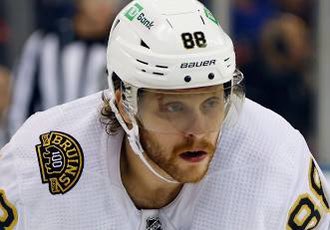 BlackNGoldPod's tweet photo. #88 DAVID PASTRNAK DELIVERS A WRISTER OFF THE PASS FROM #39 MORGAN GEEKIE THAT GOES SHORT SIDE UNDER THE POST AND POTS HIS 25TH GOAL OF THE SEASON ON THE POWER PLAY TO MAKE IT 1-0 BRUINS WITH 15:19 REMAINING IN THE 1ST PERIOD!! #NHLBruins #BOSvsARI https://t.co/p6mx5XfPiM