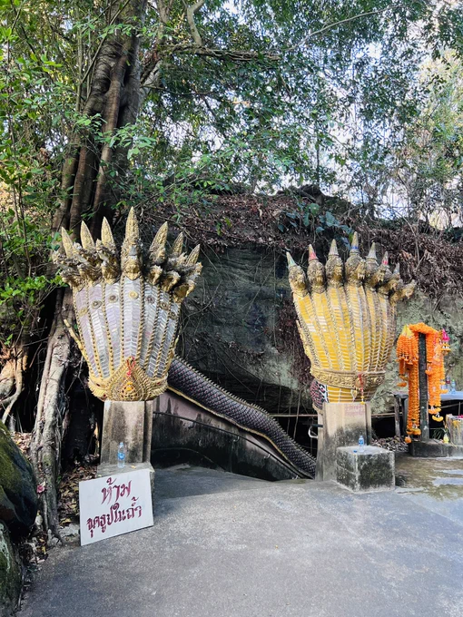 本日1カ所目は、ウボンの海底みたいな道を行った先にある洞窟寺院。普通洞窟内は涼しいんですが、生暖かくて怖かった!僧侶の方がめっちゃ優しくて、お菓子やジュースなどいただいてしまった 