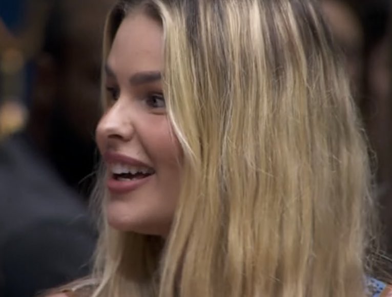 NazareAmarga's tweet photo. “Vou votar no Luigi, por que foi uma decepção pra mim” 

Ela não deita! É essa Yasmin que o Brasil pediu. https://t.co/AXUmum8FVM
