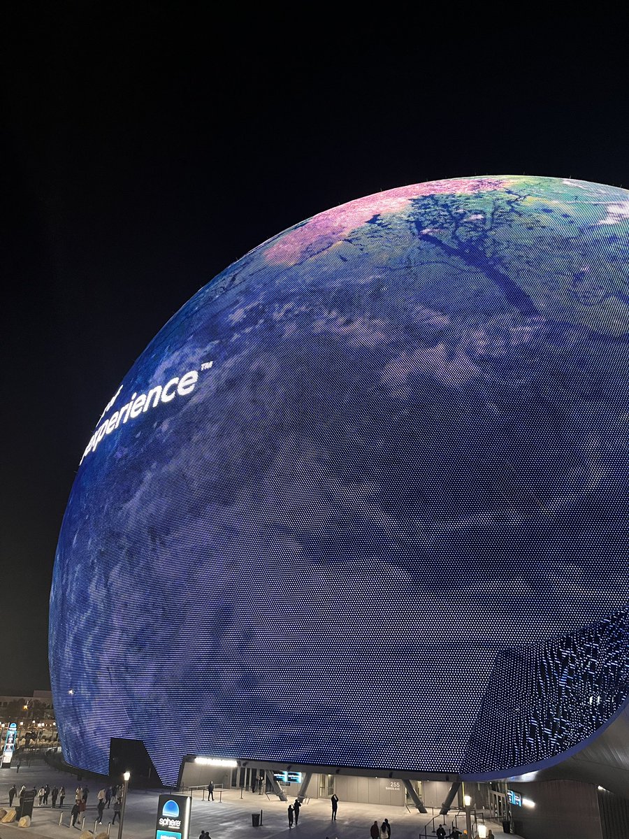 ラスベガスで開催されているCESに来ています。よい投資アイデアが見つかるといいです。

2枚目は昨日行ったsphere です。