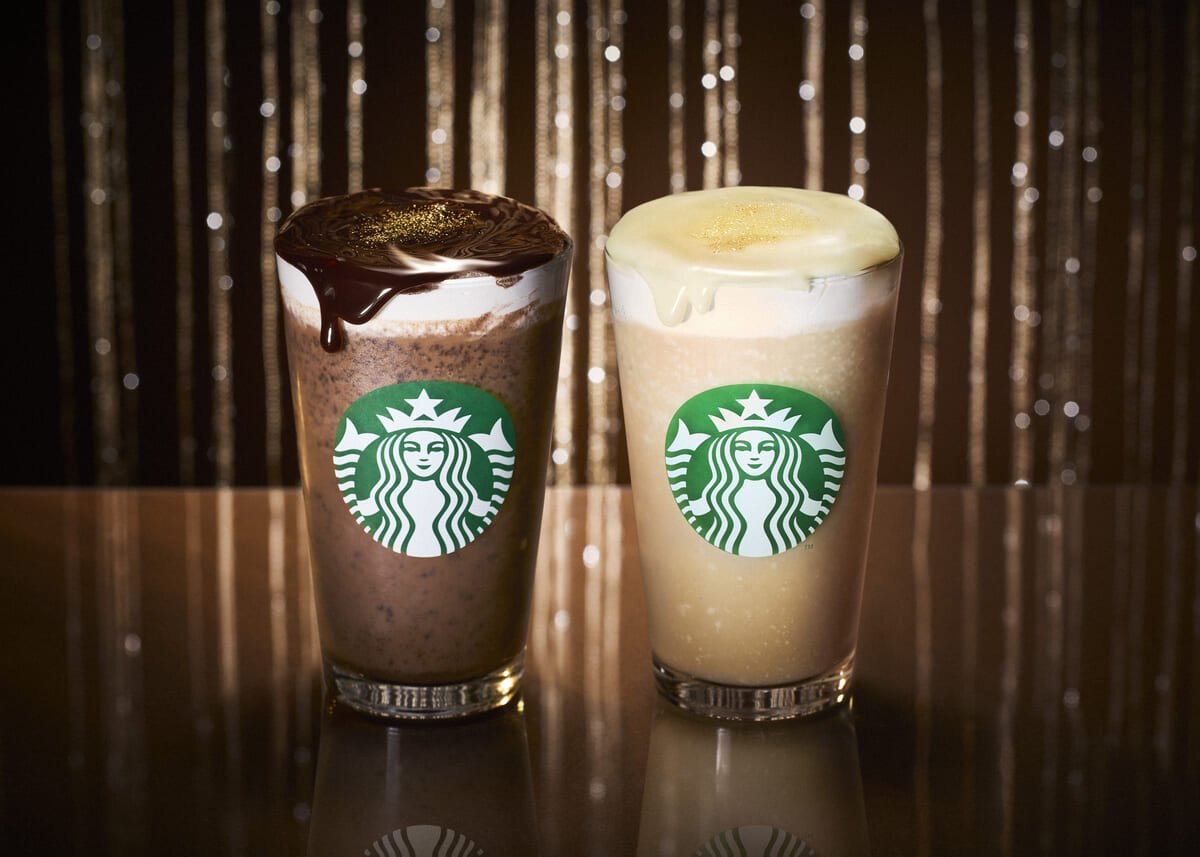 livedoornews's tweet photo. 【2種類】スタバ、「オペラ フラペチーノ」「ホワイト オペラ フラペチーノ」が登場
https://t.co/ZYPeMJGTc2

幾重にも重なるチョコレートやコーヒーのスポンジ、クリームの層と、艶やかなグラサージュが特長のフランスの伝統的なチョコレートケーキ “オペラ”をイメージ。17日より期間限定で発売。 https://t.co/mhMXAiYTVc