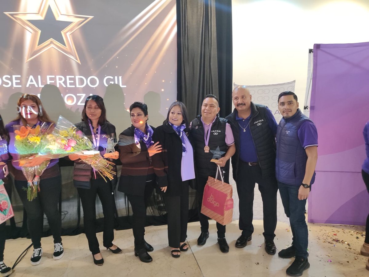 Andy_Fuz's tweet photo. Diplomado Gerencial de Área JAFRA ENERO 2024. 🎖️

Diplomado. 💥
Nombramientos. 👏
Regalos. 🥳
Capacitación. ✍️ https://t.co/zRz4CRGagM