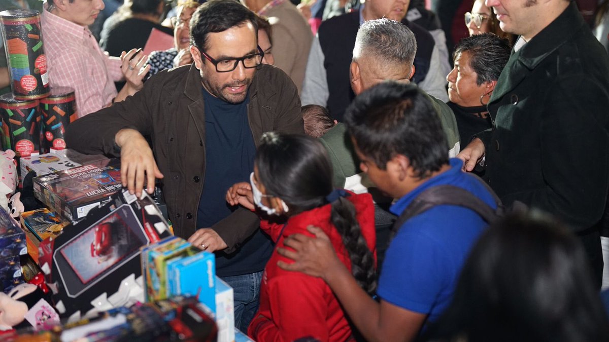 Tacubaya y su gente tienen magia. Esta noche compartimos junto a  <a href="/MiguelTorrucoG/">Miguel Torruco Garza</a> la visita de los Reyes Magos y por supuesto también llevamos el mensaje de transformación para las familias de <a href="/AlcaldiaMHmx/">Alcaldía Miguel Hidalgo</a>. Están entusiasmadas por se parte del cambio