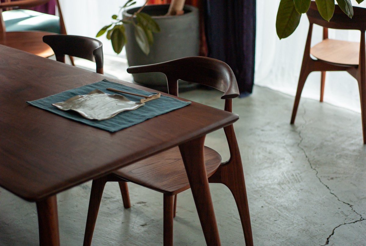 komashop1's tweet photo. dining table -01 / sui arm chair
Designed by Shigeki Matsuoka

#家具職人 #ダイニング #インテリアショップ https://t.co/ElV9HuRclK