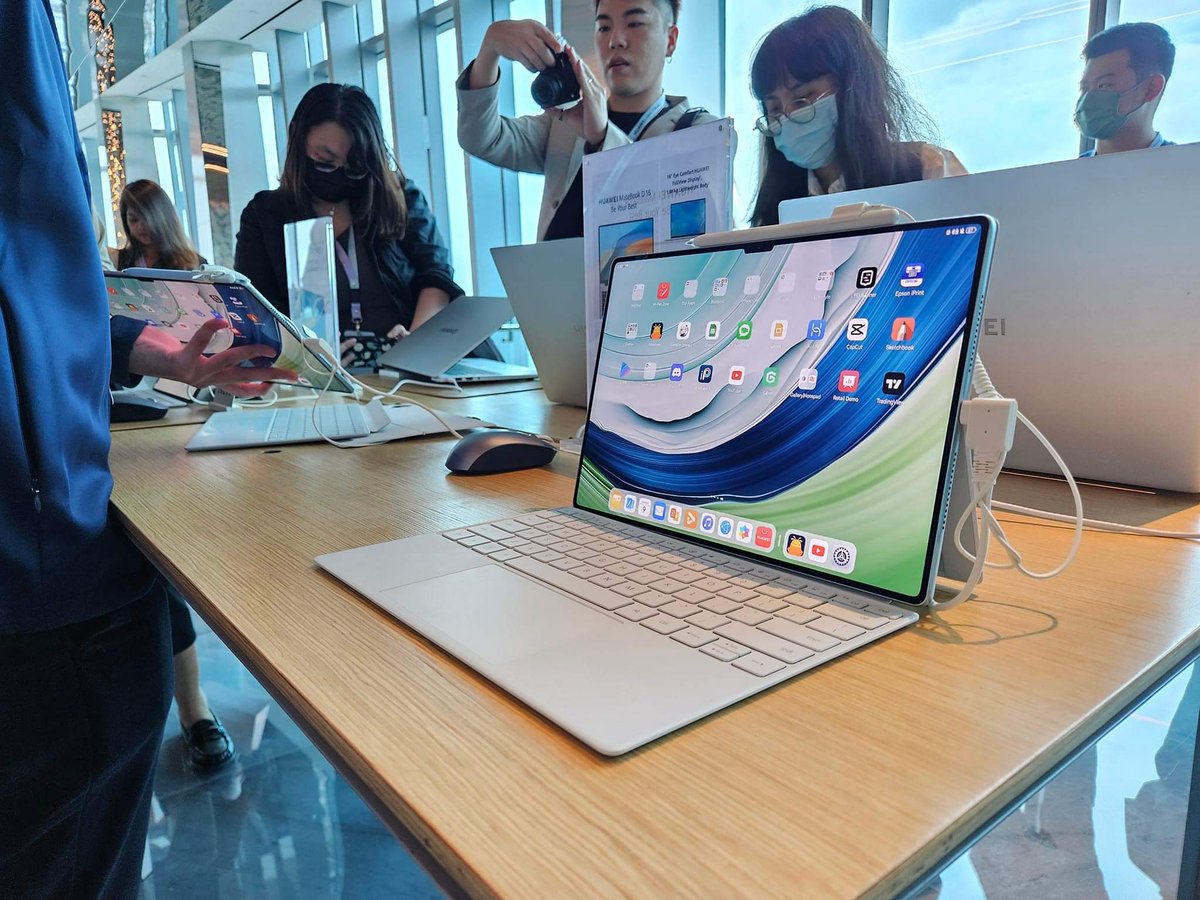 izamigadget's tweet photo. Huawei Malaysia dengan rasminya telah melancarkan beberapa produk baharu mereka.

Huawei Matepad Pro 13.2 from RM4,599
Huawei Matebook D16 from RM2,899
Huawei Freeclip RM899
Huawei Watch GT 4 Light Gold Edition RM1,299

Amacam regenya, ngam tak ngam?

#huawei
#huaweimalaysia https://t.co/NagKQvMCAA