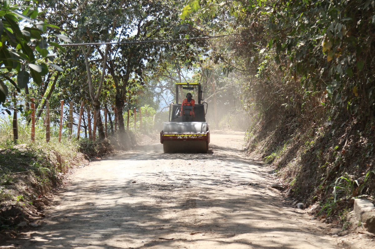AlcSopetran's tweet photo. 🇾🇪 #InfraestructuraVial | Estamos comprometidos con mejorar nuestra conexiones viales, por eso, iniciamos con el mantenimiento rutinario de la vía departamental que conduce al corregimiento de Horizontes. https://t.co/51EkkOAGbM