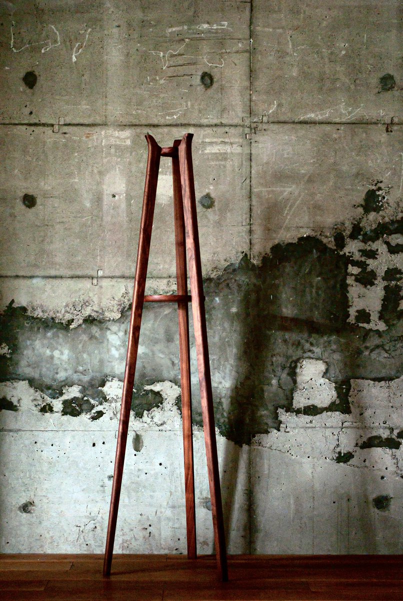komashop1's tweet photo. coat hanger -03 / Designed by Shigeki Matsuoka

スラっと伸びる脚も真ん中の小物置きも全て無垢材から削り出して作っています。
どんなシーンにも合うシンプルなコートハンガーです。

#家具職人 #インテリアショップ #コートハンガー https://t.co/JKDxvGEhvx