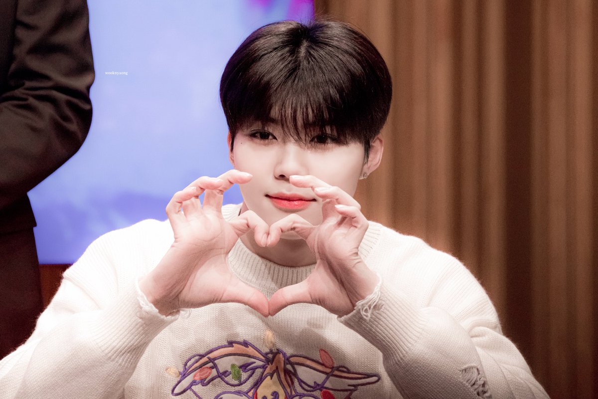 wook_neko's tweet photo. 우리 애기 생일 축하해요 🐰❣️❣️

#어라라_건욱이몇살_거뉴기20쨜
#찬란하게_빛날_건욱이의_스물
#AceOfStarsGunwook
 #박건욱 #パクゴヌク #PARKGUNWOOK https://t.co/IWsrecx4Gv