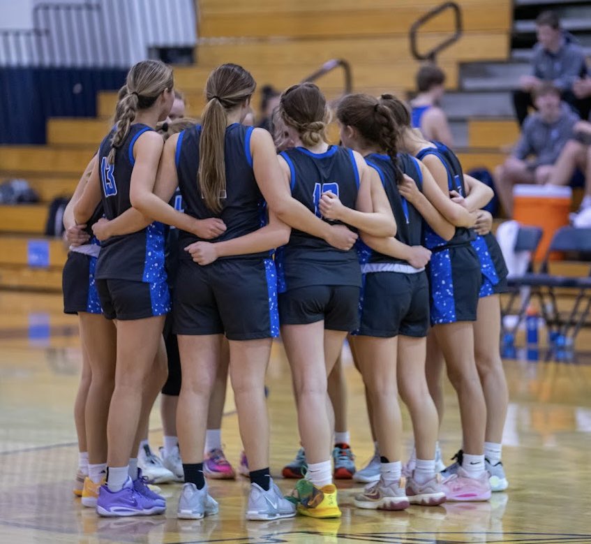 Gritty, tough win on the road vs South Lyon East tonight, 36-31. Focused defensive effort &amp; great execution late. Parker Ostach led with/13 pts. Brynn Taliercio w/10 pts. Skylar Halbrook w/4 pts. Molly Marino &amp; Alena Tiernan w/3 each. Go Eagles! 🦅