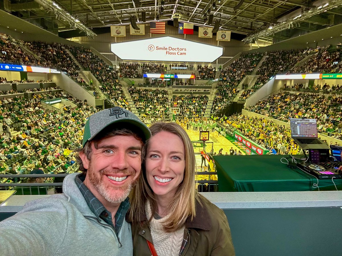 TXdesignprof's tweet photo. Big fans of the new digs  @BaylorMBB @BaylorWBB #sicem https://t.co/oLyHtSzw0j