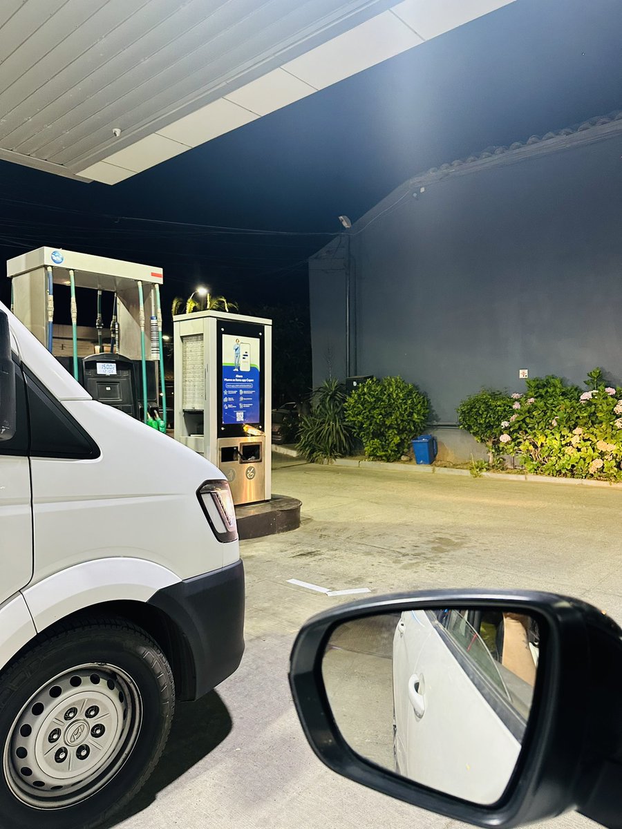 camilaaph's tweet photo. @LlamanosCopec  Insólito en #copecpichilemu no hay gente que atienda, termino un turno y el de la noche no llega🤷🏻‍♀️🤦🏻‍♀️🤦🏻‍♀️🤦🏻‍♀️ https://t.co/vSW9hqaST4