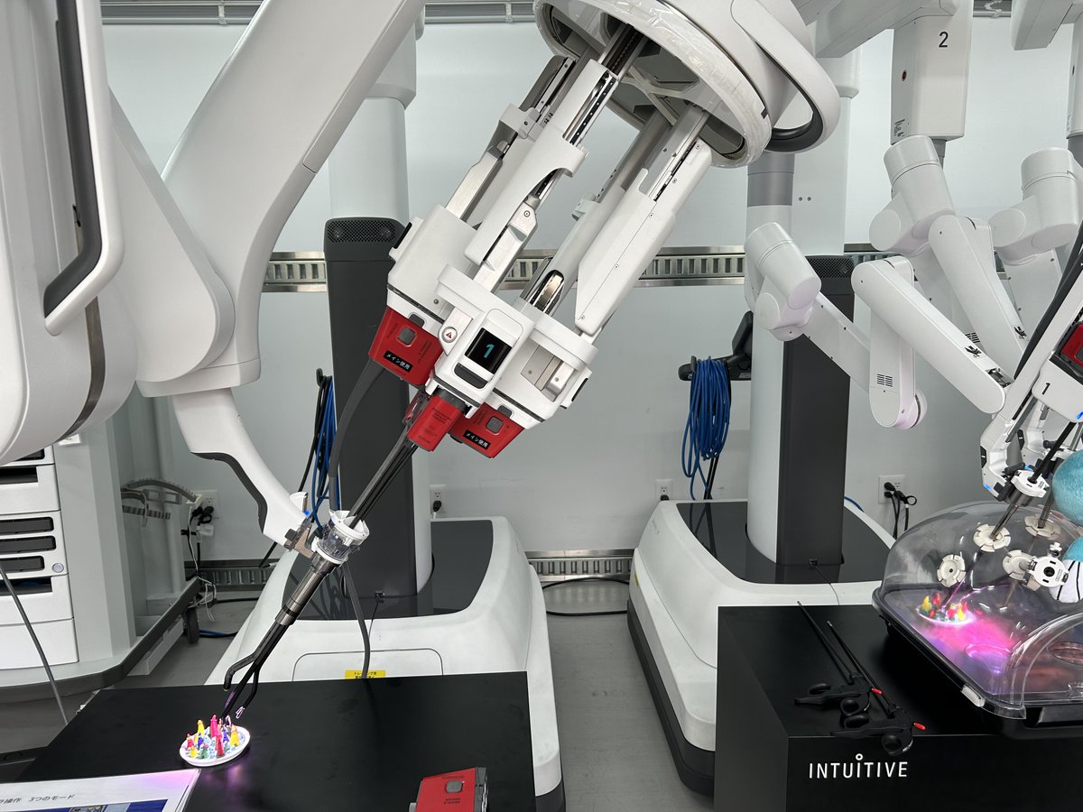 SagaUnivLibrary's tweet photo. 【医学分館】
DaVinci（ロボット支援手術システム）最新機が図書館裏に来た！！！
体験会が明日まで開催中！どなたでも参加可能です！！🏥

日時：1月10日（水）10：00～18：00
　　　1月11日（木）10：00～14：00
場所：附属図書館医学分館　東側

#佐賀大学 #図書館 #医学 #DaVinciSP https://t.co/bOSM1leaCN