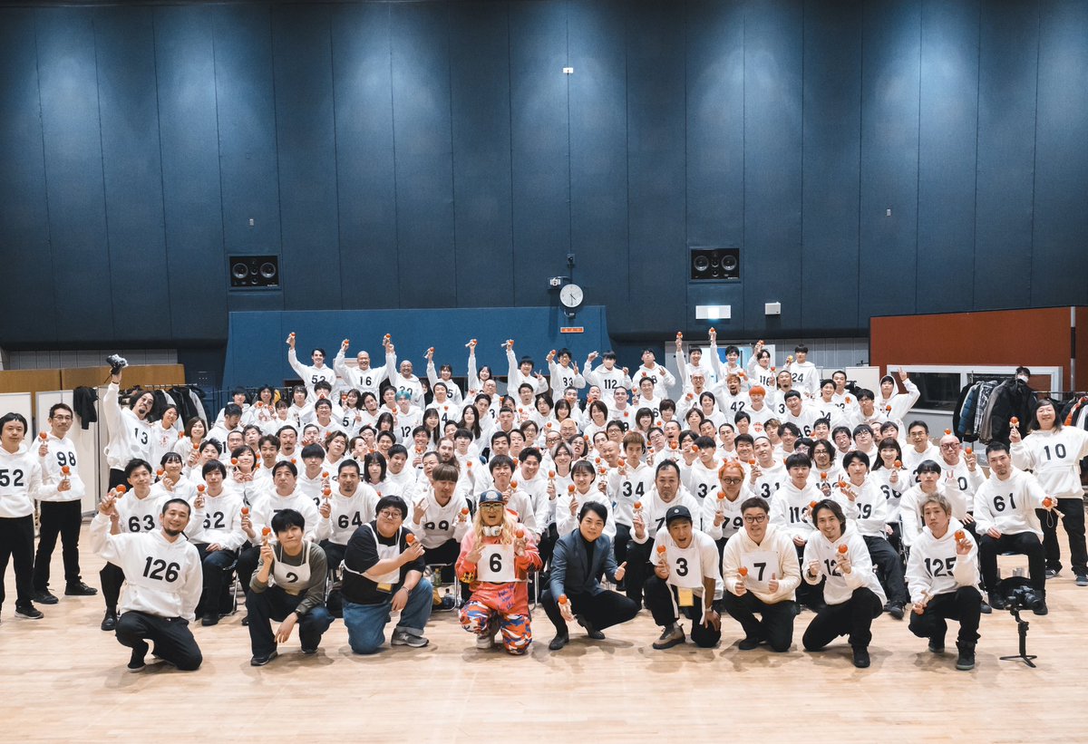kdmn88's tweet photo. 年末のNHK紅白歌合戦の裏側動画。
https://t.co/h7jVdBPnaf

全国から集めたけん玉ヒーローズたち。新規が45名。127名＋スタッフや控え。

本番での失敗、ギネスの間違い、SNSを通しての心無い言葉、その後の対応など本当にいろんなことが起こりました。本気で喜んだし、本気で落胆した。

それでも挑戦したけん玉ヒーローズの結束は固く、けん玉界として一丸となれた。
年の瀬に毎年大変だけど、やってよかった、みんなを集めてよかったって思えます。ほんとにリアルなドラマがたくさん。面白いねえ。