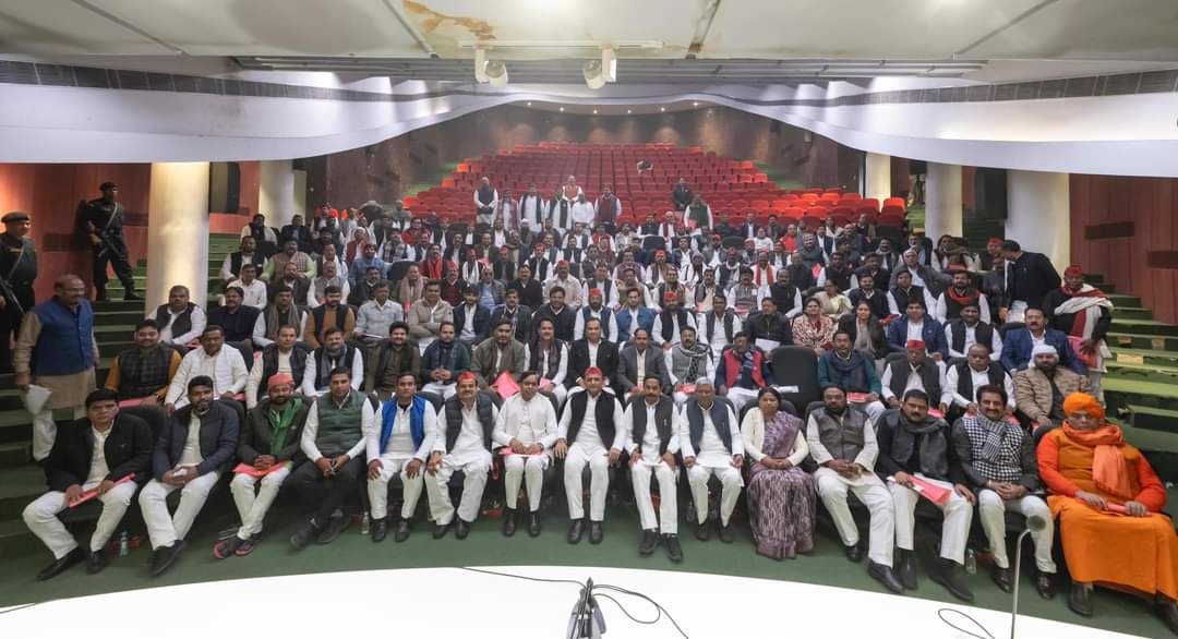 DrMukeshMLASKB's tweet photo. लखनऊ स्थित समाजवादी पार्टी कार्यालय में माननीय समाजवादी पार्टी के राष्ट्रीय अध्यक्ष एवं उत्तर प्रदेश के पूर्व मुख्यमंत्री माननीय @yadavakhilesh जी के नेतृत्व में आगामी लोकसभा चुनाव को ध्यान में रखते हुए एक महत्वपूर्ण बैठक का आयोजन किया गया, जिसमें कई मुद्दों पर चर्चा की गई। https://t.co/z8HDUKbopt