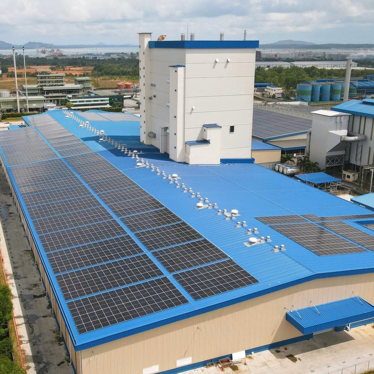 SamaidenGroup's tweet photo. 🎉𝐏𝐑𝐎𝐉𝐄𝐂𝐓 𝐂𝐎𝐌𝐏𝐋𝐄𝐓𝐄!🎉
Our project team has successfully completed another solar panel installation project, of an advanced 1.3 MWp solar photovoltaic (PV) system for our client, Food Excellence Specialist Sdn Bhd, situated in Pasir Gudang, Johor. https://t.co/uMQuE50oLa