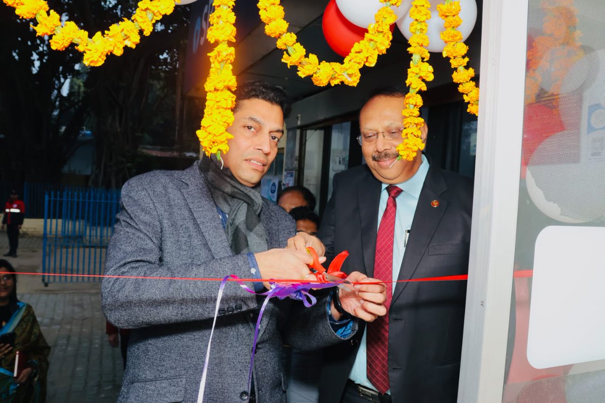 UPSIDA's tweet photo. CEO UPSIDA, Shri Mayur Maheshwari, unveils the new addition to convenience - the Punjab National Bank ATM at UPSIDA premises. Following the inauguration, a quick operational check was done to ensure seamless functionality.
#UPSIDA #UttarPradesh #CRM #ATM #industrial_area #PNB #investment
