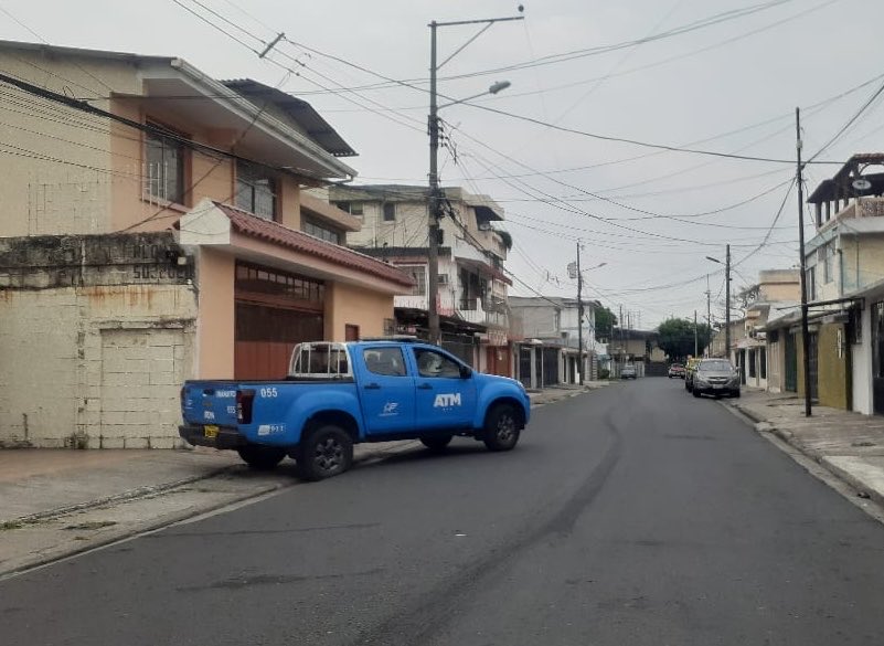 Mientras Guayaquil era un caos por los atentados de hoy, estos sinverguenzas de la <a href="/ATMGuayaquil/">ATM Guayaquil</a> estaban escondidos en un garaje de la kennedy, cuando les reclamé me gritaron sapo y se fueron a esconder a otro lado. (Patrulla 055)