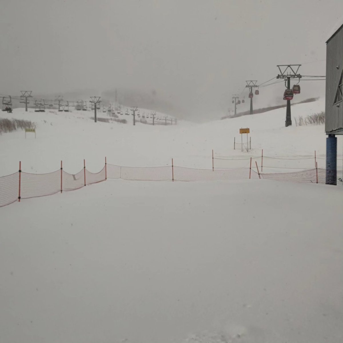 b85e48cb67594b4's tweet photo. 今日もルスツに来ています❗️👍️
天気予報は晴れのはずが雪が降ってます
でも軽いから別に気にならないかな👏
１人で来たらクラブの人が二人居たので３人で滑ってます
寒い‼️‼️‼️
#ルスツリゾート 
#ルスツリゾートスキー場 
#ルスツリゾートイゾラ 
#atomicski 
#atomicredster 
#atomics9i https://t.co/sJ797Bg4U3