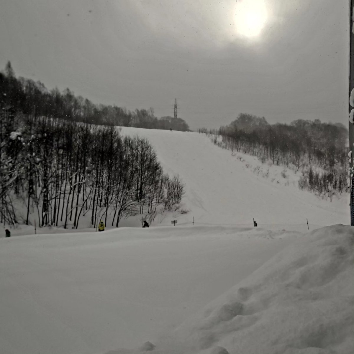 b85e48cb67594b4's tweet photo. 今日もルスツに来ています❗️👍️
天気予報は晴れのはずが雪が降ってます
でも軽いから別に気にならないかな👏
１人で来たらクラブの人が二人居たので３人で滑ってます
寒い‼️‼️‼️
#ルスツリゾート 
#ルスツリゾートスキー場 
#ルスツリゾートイゾラ 
#atomicski 
#atomicredster 
#atomics9i https://t.co/sJ797Bg4U3