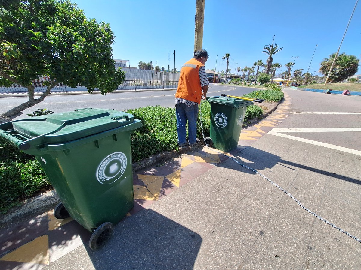 PauliKaboom's tweet photo. Hoy el dpto de Aseo de Dimao #MuniArica instalo 12 contenedores de residuos en la Playa Chinchorro y Las Machas, hacemos un llamado a la comunidad a cuidar de ellos 🚮 #VamosPorMás limpieza en nuestras playas https://t.co/dZqnIJM3DJ