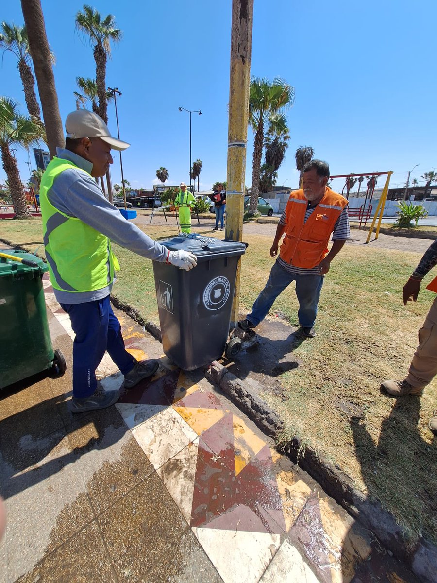 PauliKaboom's tweet photo. Hoy el dpto de Aseo de Dimao #MuniArica instalo 12 contenedores de residuos en la Playa Chinchorro y Las Machas, hacemos un llamado a la comunidad a cuidar de ellos 🚮 #VamosPorMás limpieza en nuestras playas https://t.co/dZqnIJM3DJ