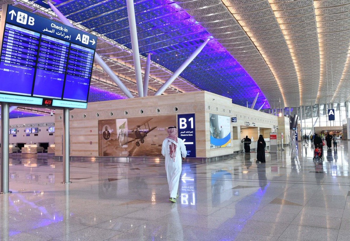 alekhbariyaEN's tweet photo. #MATARAT Holding introduces the "Passengers with No Bags" service in #Saudi airports, allowing passengers to ship their luggage from home to any destination and fulfill travel-related processes prior to their flight date.
@MATARAT_KSA
#EKHNews_EN https://t.co/P6Ki5dSEd4