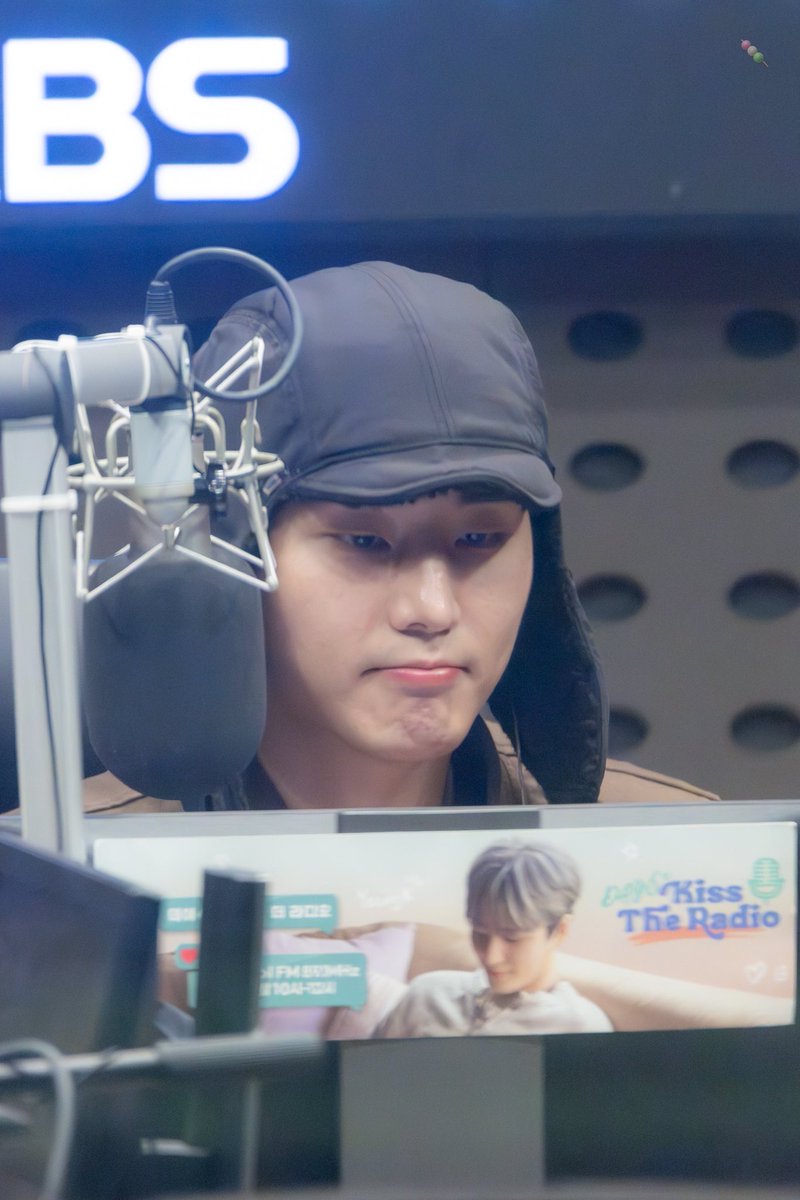 240109 #youngk #영케이
🥹...