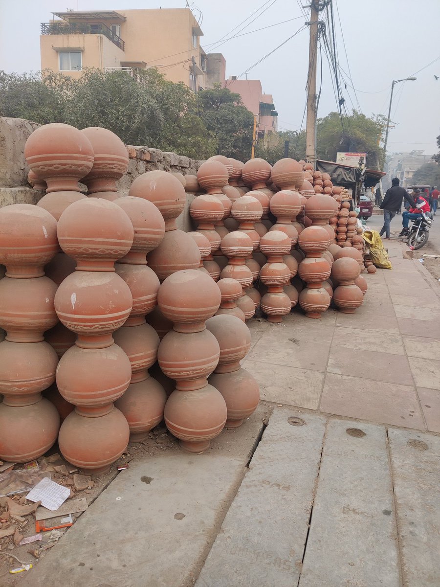 Priyank02480861's tweet photo. @LtGovDelhi @DelhiMcd this is the picture at Sarita viharnear to F pocket.All footpaths enchroached.Even raising a complain on app doesn't make a difference as complain resolves automatically without doing anything. No place for pedestrian to walk.please remove them! https://t.co/rhR5f5KIt2