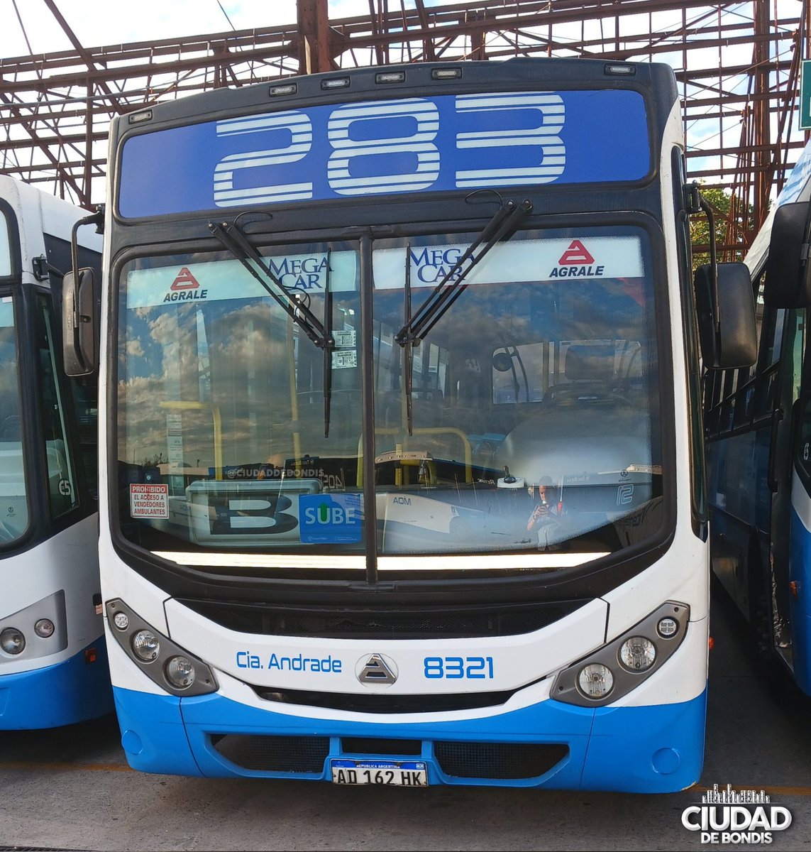 CiudadDeBondis's tweet photo. 🚍Se sigue conformando la nueva flota de la #Linea283 en manos de #DOTA🐝.
Si bien mayormente serán coches piso bajo, se filtran algunos de motor delantero y piso alto, como el Nuevo #8321 (ex 8113 de la 520 de Lanus).
El #8304 es el ex #5048 de la 51.
📸#AporteDeLosSeguidores https://t.co/eg54qkx7FX