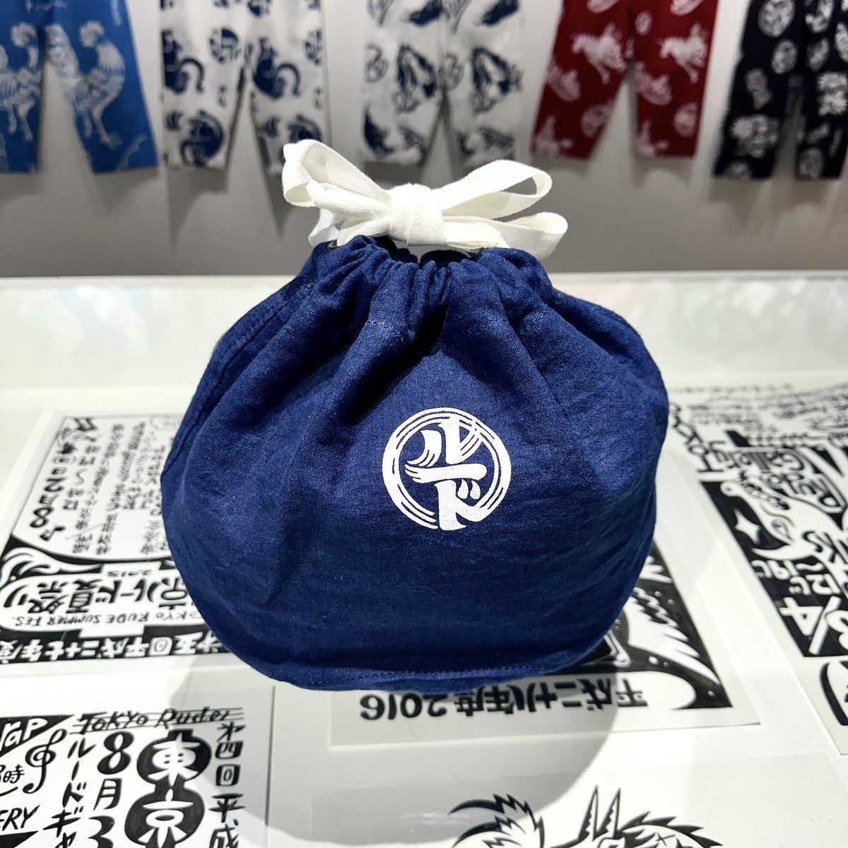 B_GALLERY_'s tweet photo. 東京ルード展
開催期間：2023年12月22日（金）～ 1月14日（日）
開催店舗：ビームス ジャパン（新宿）5F 『B GALLERY』

Rude Gallery × Kads MIIDA / 藍染EFFECT BAG
¥11,000-(https://t.co/uyj8IUwBep)
Item No.58-61-7040

店頭・オンラインにて販売中です。 https://t.co/N0jCqvHmbC