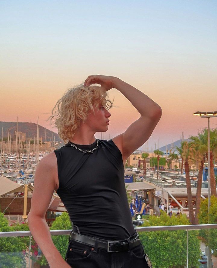 Apenas para dizer que estou de volta!
Amiguem comigo, por favor!
       [♡] e eu chamo você
       RT para me ajudar a ter mais amiguinhos!