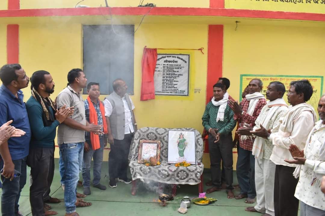indrashah_m's tweet photo. ग्राम नीचेकोहड़ा (कौड़ीकसा) में सामुदायिक भवन एवं अखिल भारतीय हल्बा हल्बी ��माज के सामाजिक भवन निर्माण कार्य का लोकार्पण किया। https://t.co/QJHl0MLmPd