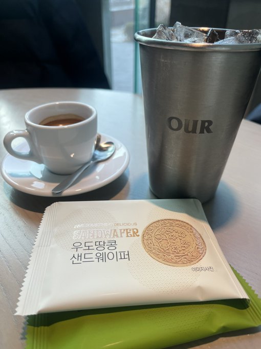 우리가 인생에서 품위를 지켜나갈 수 있는 방법이 사랑이 아니고서는 무엇일까를 생각했다.